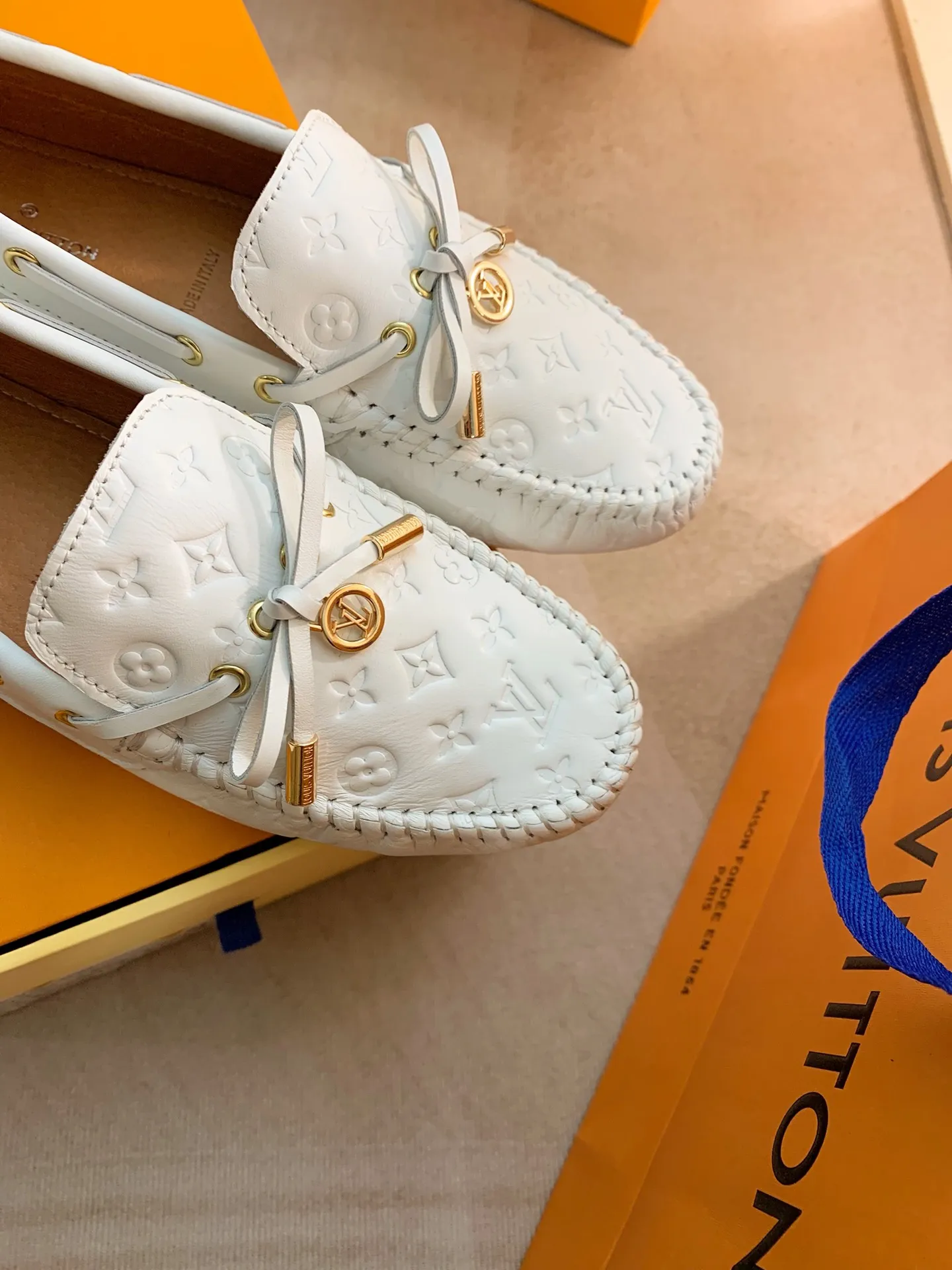 p460💰Couple model❤️🇫🇷 𝙇𝙤𝙪𝙞𝙨 𝙑𝙪𝙞𝙩𝙩𝙤𝙣 🇫🇷Louis Vuitton 2023 Classic𝓛𝓿 𝓣𝓻𝓪𝓲𝓷𝓮𝓻 Sports Series ➪➪➪¯ [Arizona Doudou Shoes Series] ▪️▪️▪️Arizona slip-on shoes are made of Monogram Eclipse canvas. Its hand-painted and dyed edges and hand-sewn uppers fully demonstrate Louis Vuitton's traditional shoemaking craftsmanship. This slip-on shoe is very lightweight. The integrated tongue and upper make it particularly comfortable and flexible. The soft outsole is equipped with rubber padding. Decorated with matching sash. Detailed features: ☑️Monogram Eclipse canvas ☑️Black Eclipse pattern ☑️Hand-painted shoe edges ☑️Hand-sewn uppers (each pair takes time to process) ☑️Integrated tongue and upper construction ☑️Outsole equipped with rubber lining ☑️size: 35_46